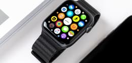 Une Apple Watch SE 2 sur un fond blanc