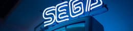 Vieilles télévisions avec un logo de SEGA en néon