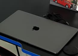 MacBook Air 13" Retina (Modèle A1932), Gris Sidéral, SSD 256 Go, I5 10e Gen, état Occasion